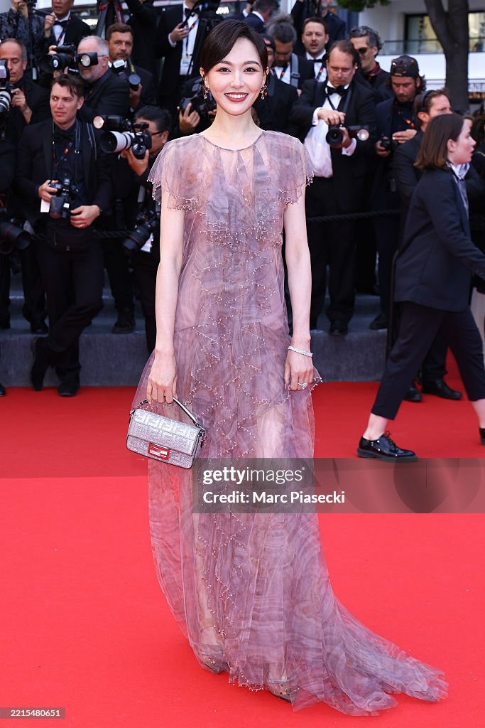 Đường Yên lẻ bóng tại Liên hoan phim Cannes lần thứ 78. Cô diện váy voan màu vỏ đỗ nữ tính, nhẹ nhàng. Tuy vậy, trang phục này quá an toàn so với sự kiện hàng đầu như LHP Cannes. Ảnh: Getty Images.