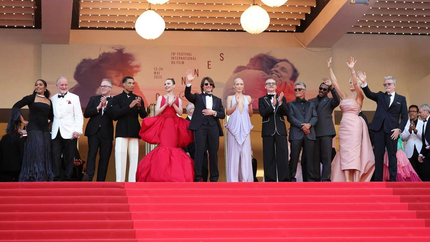 Tom Cruise dẫn đầu dàn sao hạng A trên thảm đỏ Liên hoan phim Cannes lần thứ 78 ngày thứ 2 (14/5) tại buổi ra mắt bom tấn Mission: Impossible - The Final Reckoning (Nhiệm vụ bất khả thi - Sự phán xét cuối cùng). Đây là phần thứ 8, cũng là phần cuối cùng của loạt phim hành động ăn khách. Theo People, tác phẩm nhận được tràng pháo tay kéo dài 5 phút của khán giả sau khi công chiếu. Ảnh: Getty Images.