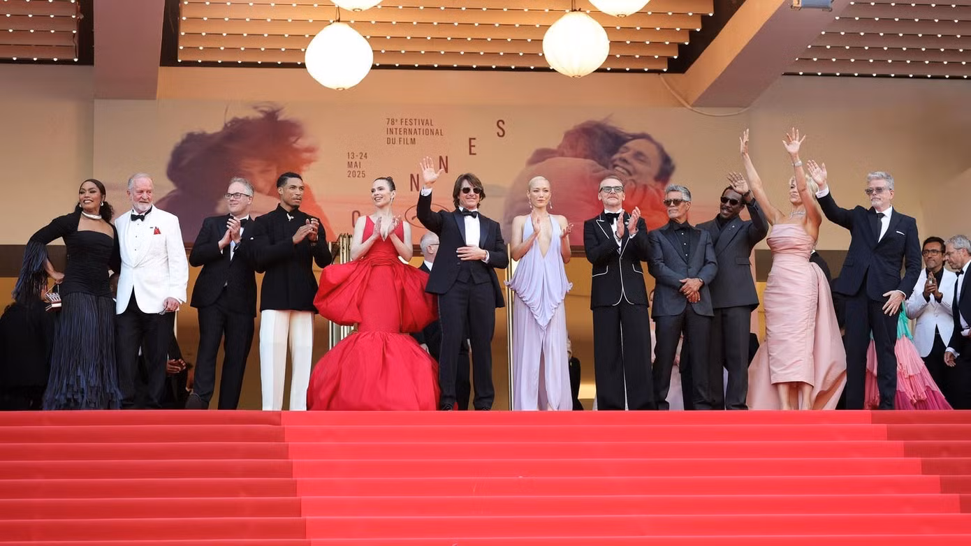 Tom Cruise dẫn đầu dàn sao hạng A trên thảm đỏ Liên hoan phim Cannes lần thứ 78 ngày thứ 2 (14/5) tại buổi ra mắt bom tấn Mission: Impossible - The Final Reckoning (Nhiệm vụ bất khả thi - Sự phán xét cuối cùng). Đây là phần thứ 8, cũng là phần cuối cùng của loạt phim hành động ăn khách. Theo People, tác phẩm nhận được tràng pháo tay kéo dài 5 phút của khán giả sau khi công chiếu. Ảnh: Getty Images.