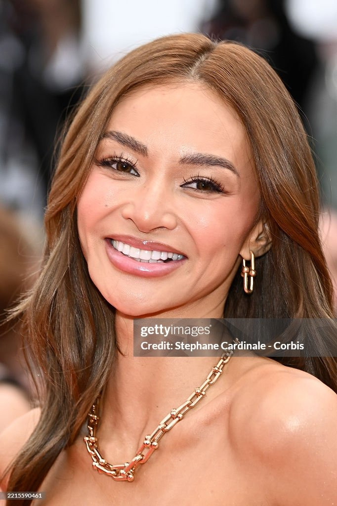 Diễn viên Philippines Kylie Verzosa khoe dáng với chiếc váy vàng lấy cảm hứng từ hoa hồng. Đáng tiếc, cô trở thành nạn nhân của Getty Images khi chụp ảnh cận mặt. Mới 33 tuổi, người đẹp bị lộ nếp nhăn ở đuôi mắt và rãnh cười sâu. Ảnh: Getty Images.