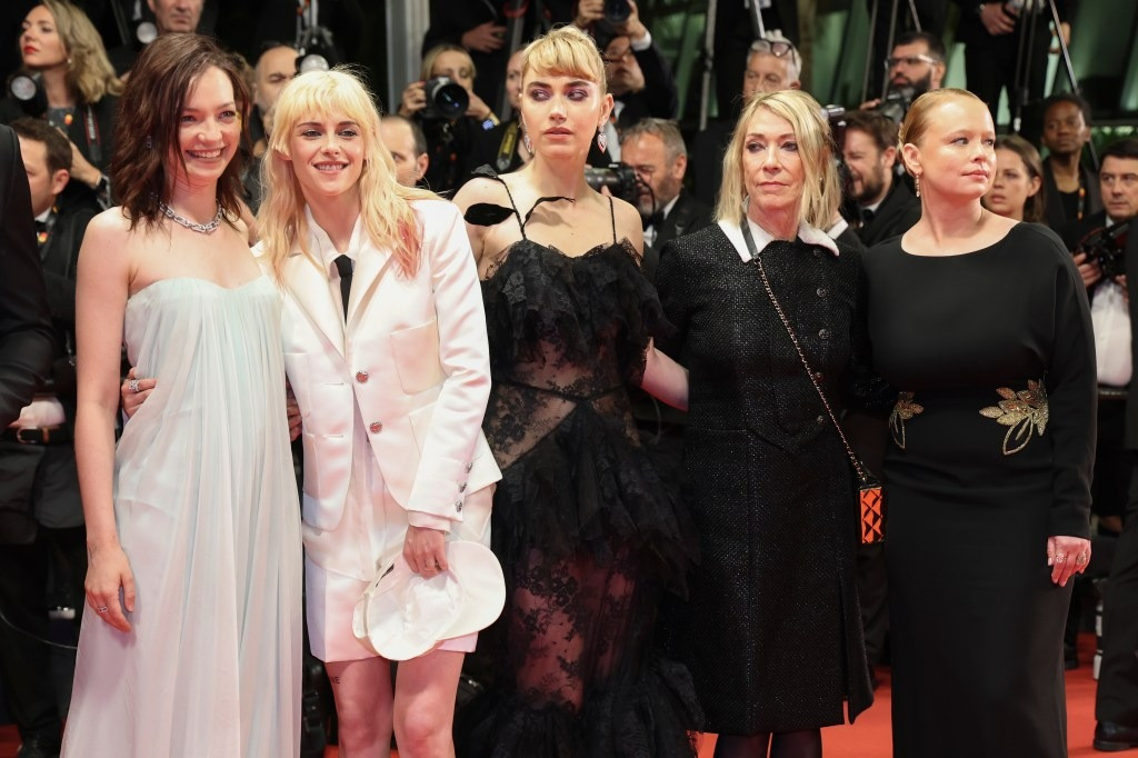 Vào tối cùng ngày, Kristen Stewart cùng đồng nghiệp đến Cannes ra mắt bộ phim đầu tay của cô với tư cách đạo diễn, The Chronology of Water. Bộ phim kể về Lidia Yuknavitch, một phụ nữ dường như được định sẵn đi theo con đường tự hủy hoại và thất bại, lớn lên trong một thế giới tan vỡ vì bạo lực và khói thuốc. Ảnh: Getty Images.