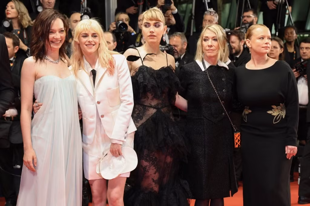 Vào tối cùng ngày, Kristen Stewart cùng đồng nghiệp đến Cannes ra mắt bộ phim đầu tay của cô với tư cách đạo diễn, The Chronology of Water. Bộ phim kể về Lidia Yuknavitch, một phụ nữ dường như được định sẵn đi theo con đường tự hủy hoại và thất bại, lớn lên trong một thế giới tan vỡ vì bạo lực và khói thuốc. Ảnh: Getty Images.
