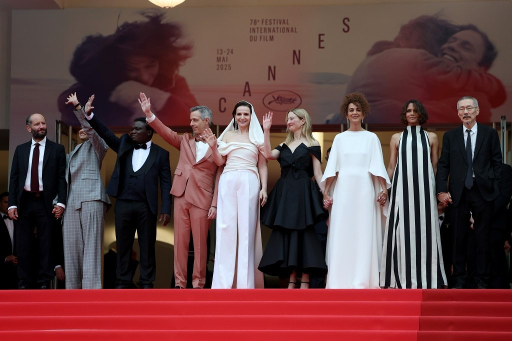 Ban giám khảo Liên hoan phim Cannes lần thứ 78 bao gồm Carlos Reygadas, Payal Kapadia, Dieudo Hamadi, Jeremy Strong, Juliette Binoche (trưởng ban giám khảo), Alba Rohrwacher, Leïla Slimani, Halle Berry và Hong Sang Soo (từ trái sang phải). Ảnh: Getty Images. Ban giám khảo Liên hoan phim Cannes lần thứ 78 bao gồm Carlos Reygadas, Payal Kapadia, Dieudo Hamadi, Jeremy Strong, Juliette Binoche (trưởng ban giám khảo), Alba Rohrwacher, Leïla Slimani, Halle Berry và Hong Sang Soo (từ trái sang phải). Ảnh: Getty Images.