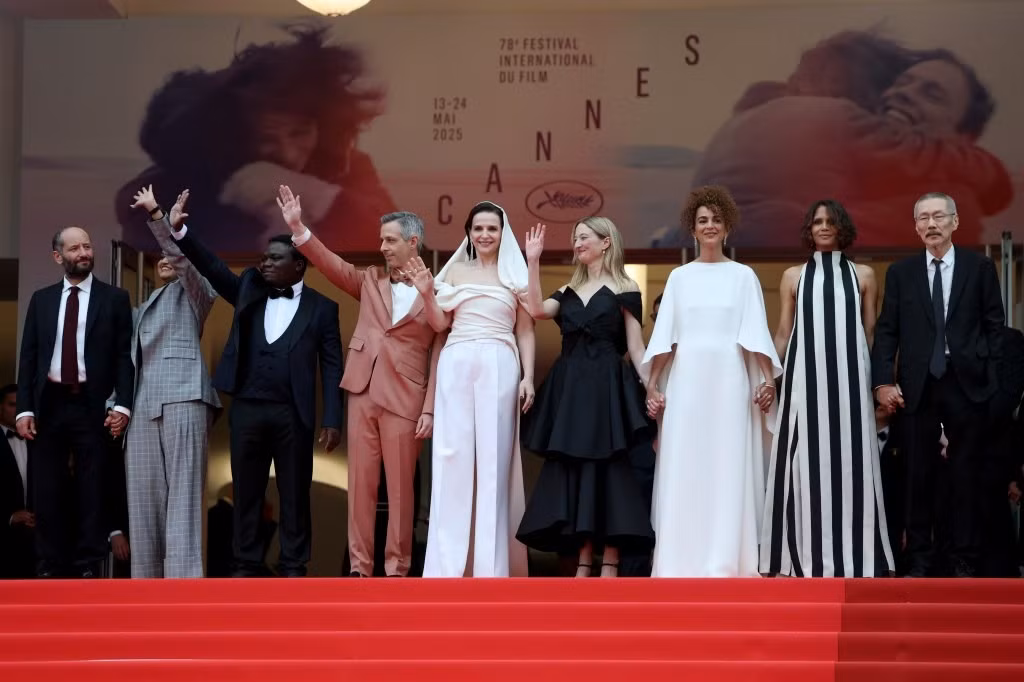 Ban giám khảo Liên hoan phim Cannes lần thứ 78 bao gồm Carlos Reygadas, Payal Kapadia, Dieudo Hamadi, Jeremy Strong, Juliette Binoche (trưởng ban giám khảo), Alba Rohrwacher, Leïla Slimani, Halle Berry và Hong Sang Soo (từ trái sang phải). Ảnh: Getty Images.