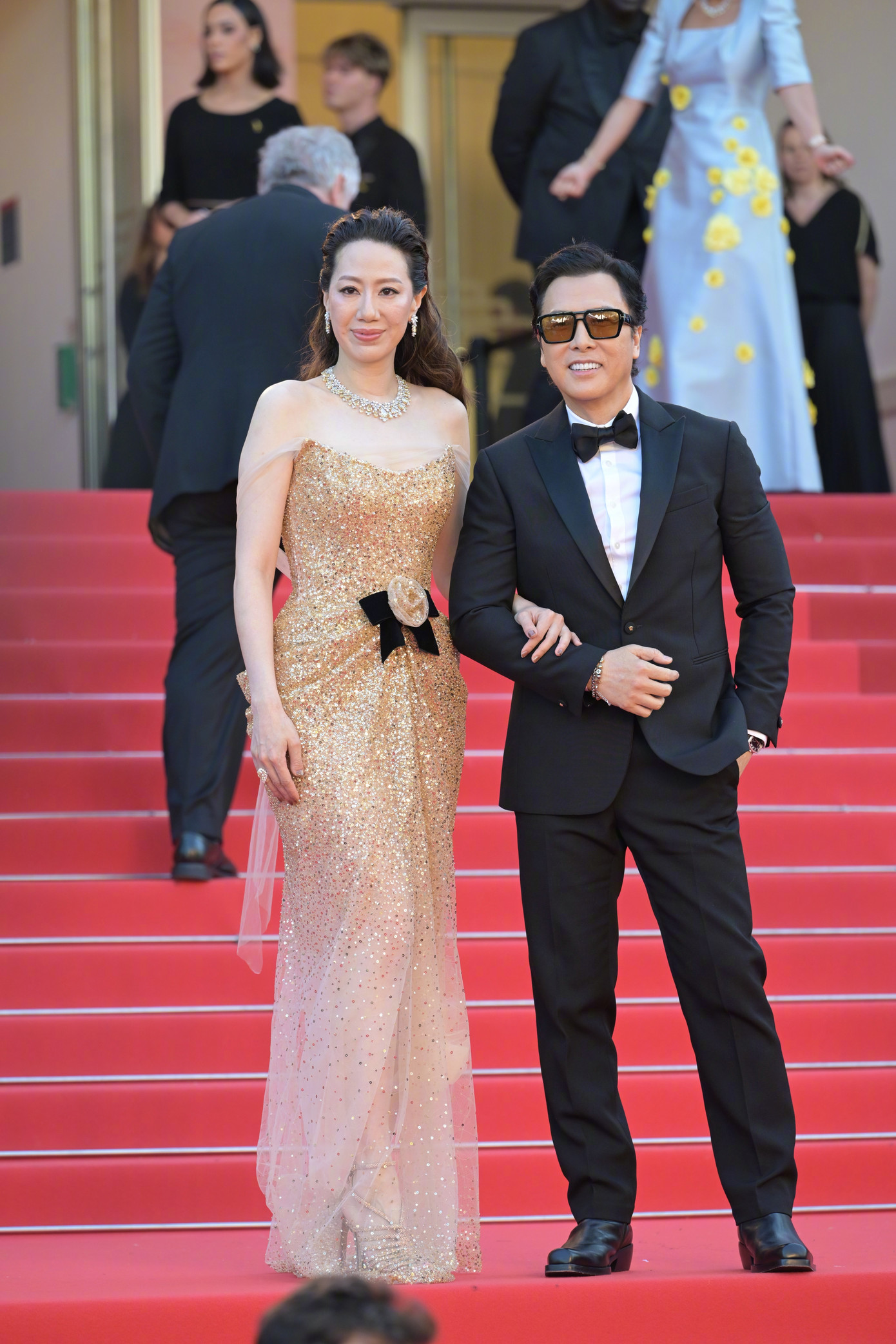 Ngày 15/5 (giờ địa phương), Chân Tử Đan tay trong tay vợ, Uông Thi Thi, sải bước trên thảm đỏ buổi ra mắt phim Dossier 137 trong ngày thứ ba diễn ra Liên hoan phim Cannes 2025. Tài tử Diệp Vấn mặc lễ phục đen cổ điển. Anh vẫn phong độ và trẻ trung ở tuổi 62. Ảnh: Getty Images.