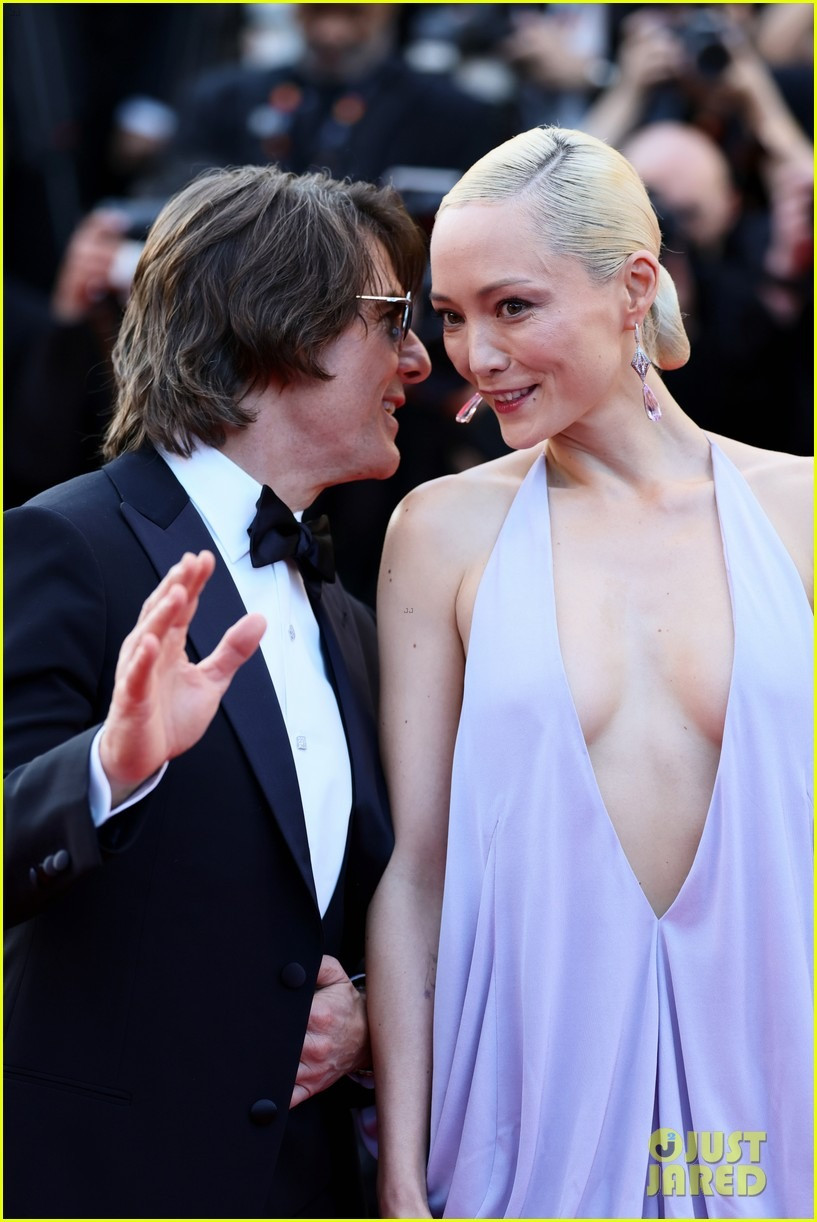 Ngoài Hayley Atwell, Tom Cruise cũng được thấy có những chỉ cử thân mật với những bạn diễn khác là Pom Klementieff (váy tím) và Angela Bassett. Ảnh: Just Jared/WWD.