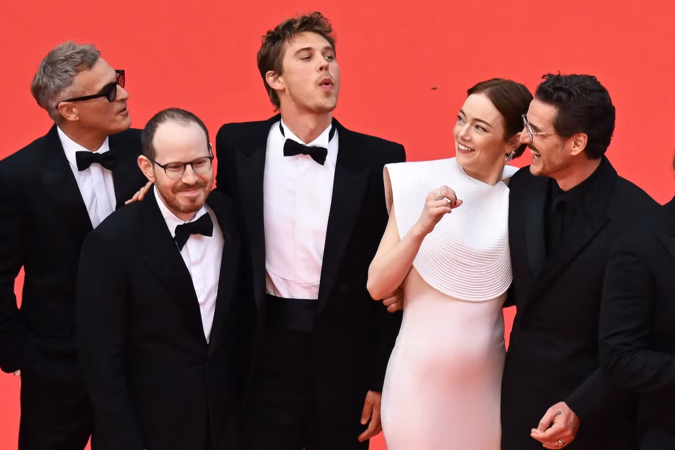 Cô ra mắt thảm đỏ cùng các bạn diễn nam Austin Butler, Pedro Pascal, Joaquin Phoenix và những người khác trong đoàn phim Eddington. Đây là tác phẩm về miền Viễn Tây đương đại, kể về cuộc đối đầu giữa thị trưởng và cảnh sát trưởng ở thị trấn nhỏ Eddington, New Mexico, Mỹ. Ảnh: Getty Images.