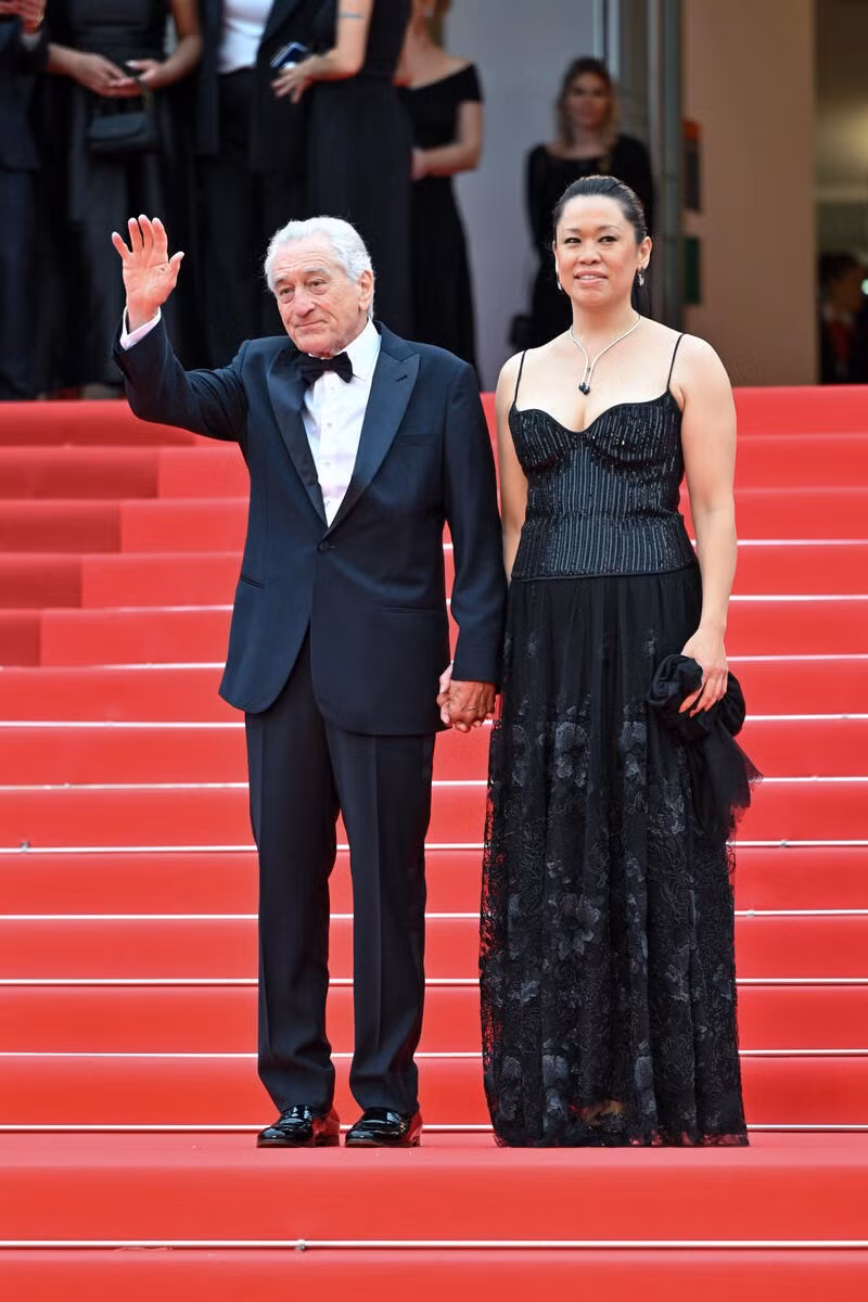 Tài tử gạo cội Robert De Niro tay trong tay bạn gái kém 53 tuổi Tiffany Chen dự sự kiện. Tại LHP Cannes 2025, nghệ sĩ 82 tuổi được vinh danh với giải Cành cọ Vàng danh dự. Ảnh: Getty Images.