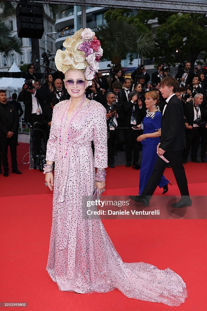 Diễn viên/người mẫu Nga Elena Lenina củng cố thêm biệt danh &quot;dị nhân thảm đỏ Cannes&quot; bằng kiểu tóc kỳ lạ. Ảnh: Getty Images.