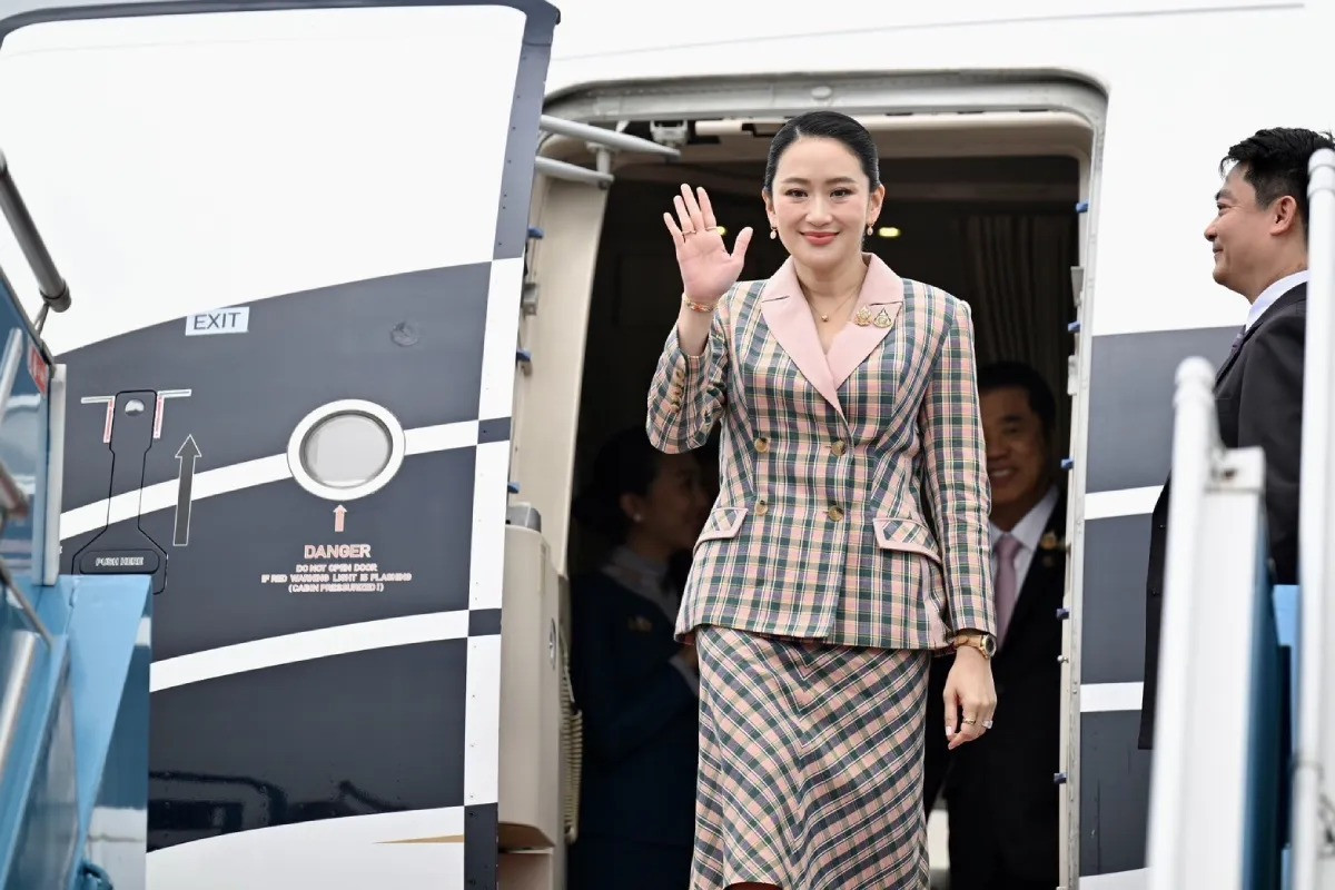 Ngày 15-16/5, Thủ tướng Vương quốc Thái Lan Paetongtarn Shinawatra thực hiện chuyến thăm chính thức Việt Nam theo lời mời của Thủ tướng Chính phủ Phạm Minh Chính. Ngay từ khi bước ra khỏi chuyên cơ tại sân bay Nội Bài (Hà Nội), Thủ tướng Thái Lan thu hút ánh nhìn với set áo vest và chân váy kẻ màu hồng - xanh. Ảnh: MB.