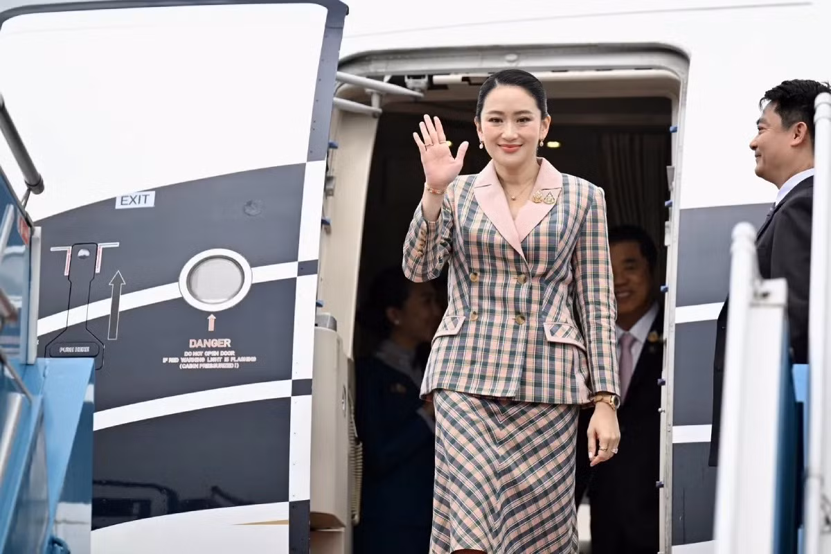 Ngày 15-16/5, Thủ tướng Vương quốc Thái Lan Paetongtarn Shinawatra thực hiện chuyến thăm chính thức Việt Nam theo lời mời của Thủ tướng Chính phủ Phạm Minh Chính. Ngay từ khi bước ra khỏi chuyên cơ tại sân bay Nội Bài (Hà Nội), Thủ tướng Thái Lan thu hút ánh nhìn với set áo vest và chân váy kẻ màu hồng - xanh. Ảnh: MB.