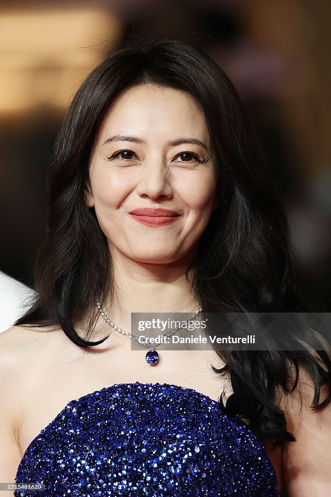 Cao Viên Viên cũng không thoát được sự chân thật của Getty Images. Tuy vậy, cô vẫn nổi bật hơn Đường Yên nhờ chọn váy đính kim sa lấp lánh, khoe vai trần gợi cảm. Ảnh: Getty Images.