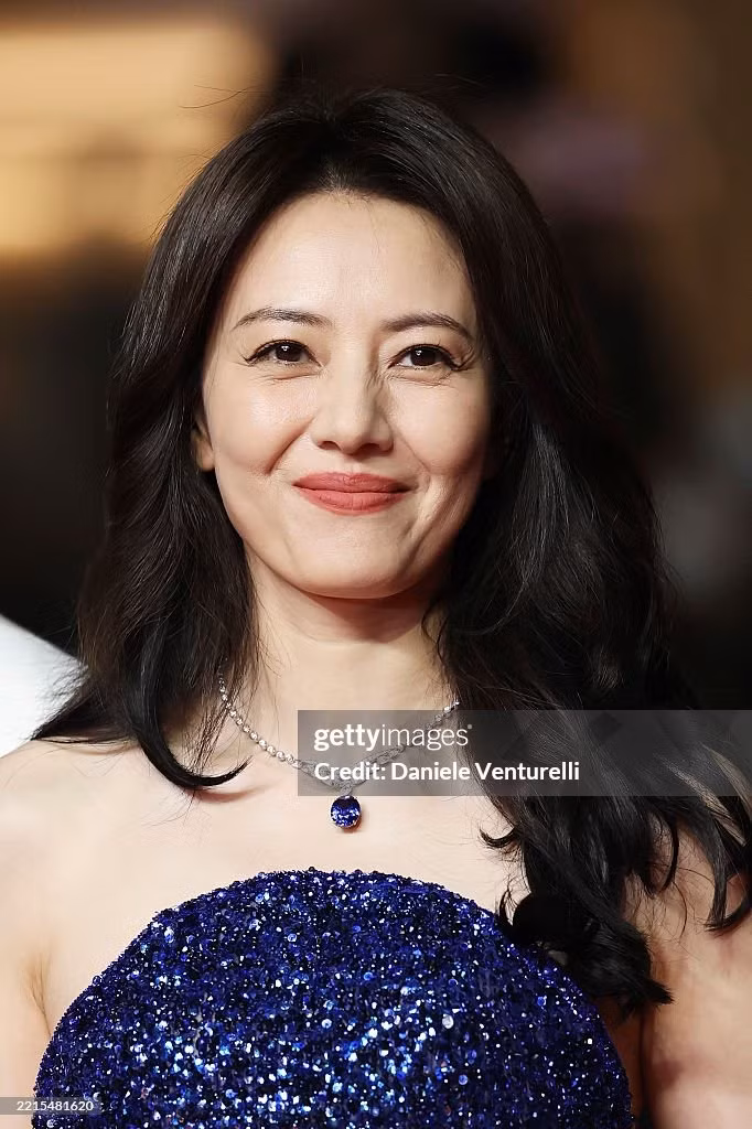 Cao Viên Viên cũng không thoát được sự chân thật của Getty Images. Tuy vậy, cô vẫn nổi bật hơn Đường Yên nhờ chọn váy đính kim sa lấp lánh, khoe vai trần gợi cảm. Ảnh: Getty Images.