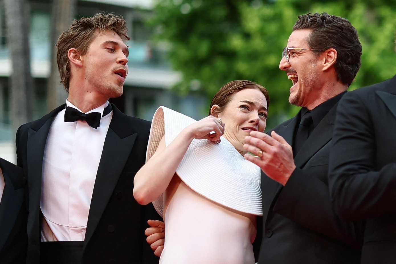 Một con ong đã tấn công dàn ngôi sao Hollywood hạng A. Emma bị dọa sợ và để lộ loạt biểu cảm hài hước. Trong khi Austin ga lăng giúp cô xua đuổi con ong, Pedro cười khoái chí trước phản ứng của người đẹp sinh năm 1988. Ảnh: Reuters.