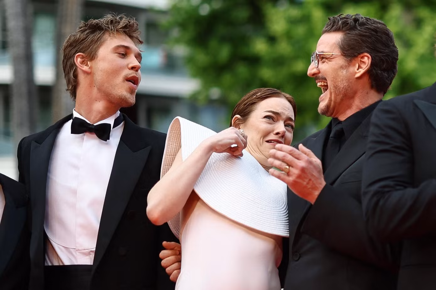 Một con ong đã tấn công dàn ngôi sao Hollywood hạng A. Emma bị dọa sợ và để lộ loạt biểu cảm hài hước. Trong khi Austin ga lăng giúp cô xua đuổi con ong, Pedro cười khoái chí trước phản ứng của người đẹp sinh năm 1988. Ảnh: Reuters.