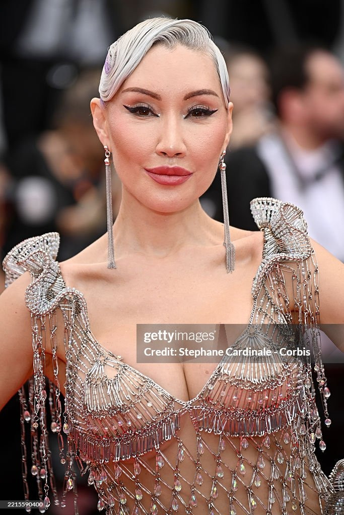 Ngôi sao mạng xã hội Aliia Roza dường như vi phạm lệnh cấm khỏa thân của ban tổ chức LHP Cannes 2025 khi chọn chiếc váy lưới lộ liễu. Ảnh: Getty Images.