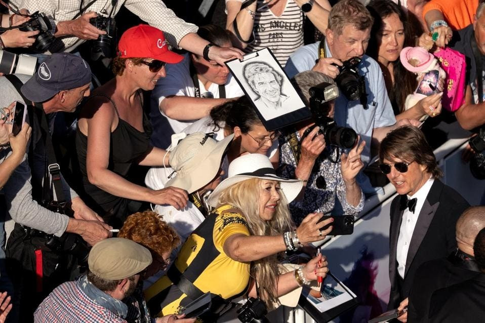 Hơn 40 năm trong nghề, Tom Cruise vẫn là một trong những tài tử được săn đón nhất thế giới. Nhiều khán giả chen chúc để được chụp ảnh cùng thần tượng. Ảnh: Getty Images.