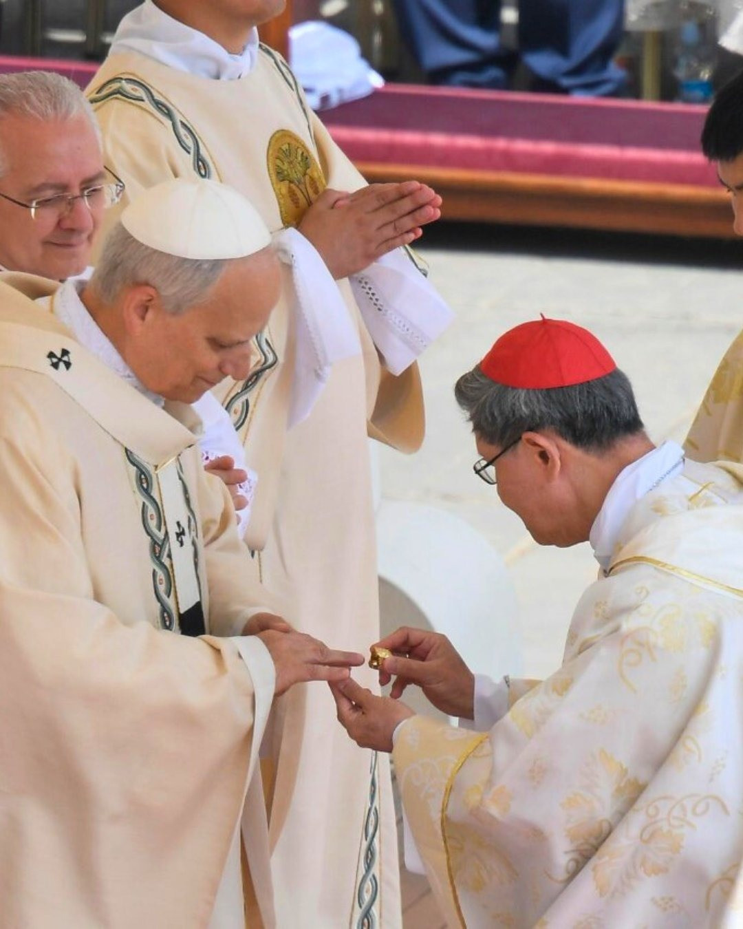 Trao nhẫn Ngư phủ là nghi thức lâu đời và quan trọng trong thánh lễ nhậm chức. Ảnh: Vatican News. Trao nhẫn Ngư phủ là nghi thức lâu đời và quan trọng trong thánh lễ nhậm chức. Ảnh: Vatican News.