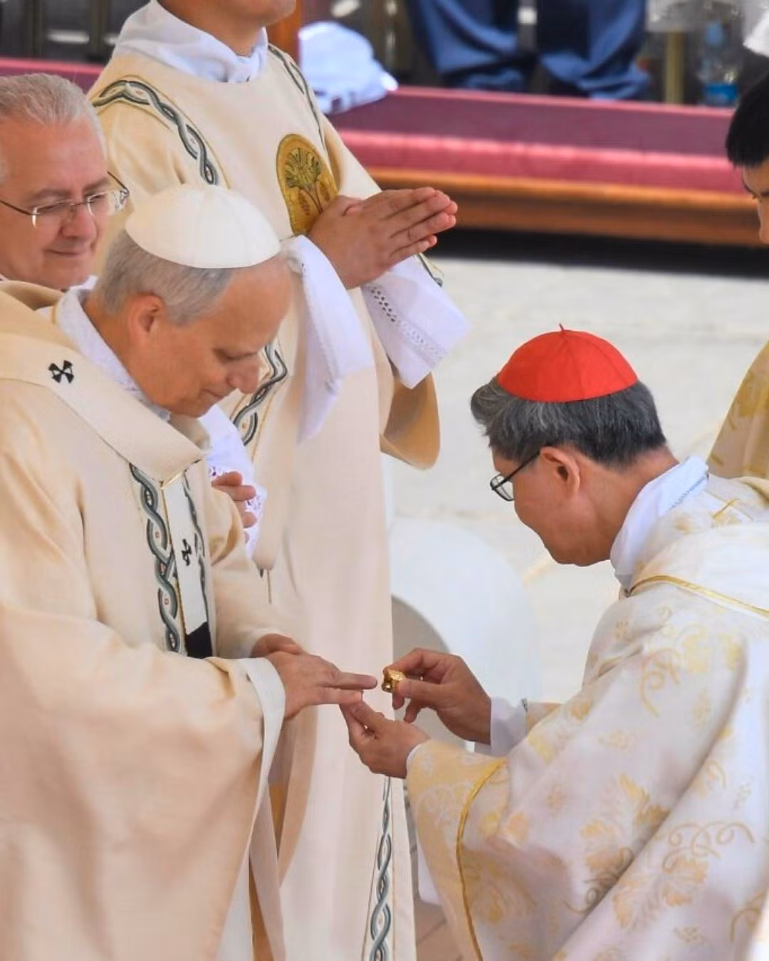 Trao nhẫn Ngư phủ là nghi thức lâu đời và quan trọng trong thánh lễ nhậm chức. Ảnh: Vatican News.