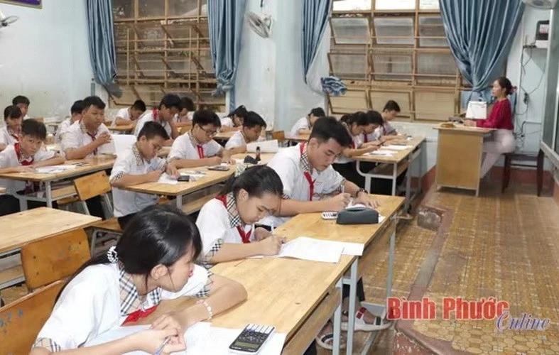 Học sinh khối 8 Trường THCS Tân Phú làm lại bài kiểm tra môn Toán vào sáng 10/5. Nguồn: Báo Bình Phước.