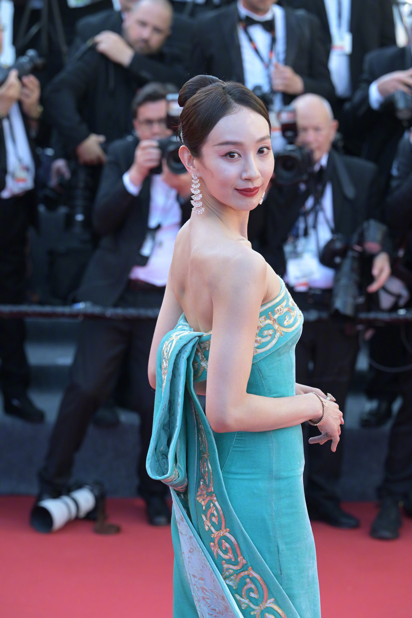 Diễn viên múa Mạnh Khánh Dương cũng ghi điểm nhờ trang phục thanh lịch và vóc dáng mảnh mai. Cô nổi tiếng sau màn biểu diễn Chích thử thanh lục trên đài CCTV vào Tết Nguyên đán 2022. Trong đó, Mạnh Khánh Dương biểu diễn động tác uốn cong lưng đến 90 độ, tạo nên trào lưu &quot;vòng eo xanh&quot; lan rộng trên các mạng xã hội Trung Quốc. Ảnh: Weibo.