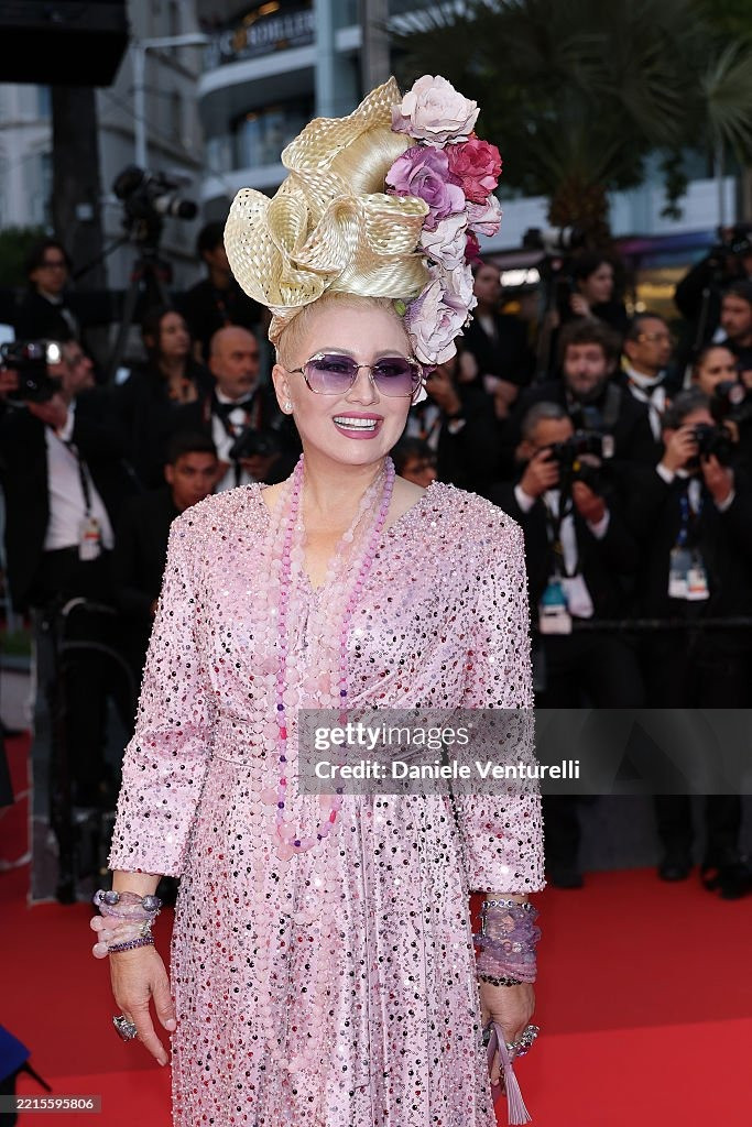 Diễn viên/người mẫu Nga Elena Lenina củng cố thêm biệt danh &quot;dị nhân thảm đỏ Cannes&quot; bằng kiểu tóc kỳ lạ. Ảnh: Getty Images.