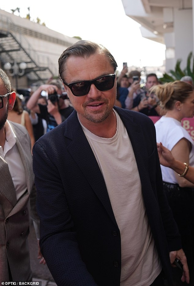 Leonardo Dicaprio gây bất ngờ khi xuất hiện giản dị và kín tiếng tại buổi ra mắt phim. Ảnh: BackGrid.