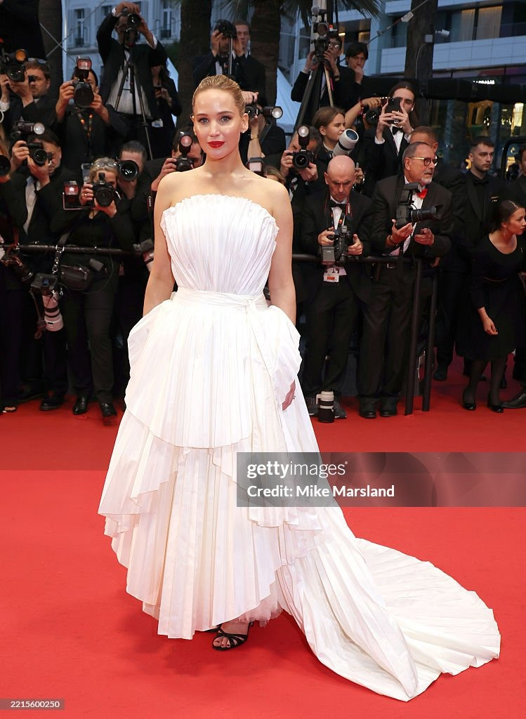 Jennifer Lawrence thanh lịch và nữ tính với đầm quây màu trắng. Màu son đỏ làm tổng thể diện mạo trở nên tươi tắn và quyến rũ hơn. Ảnh: Getty Images.