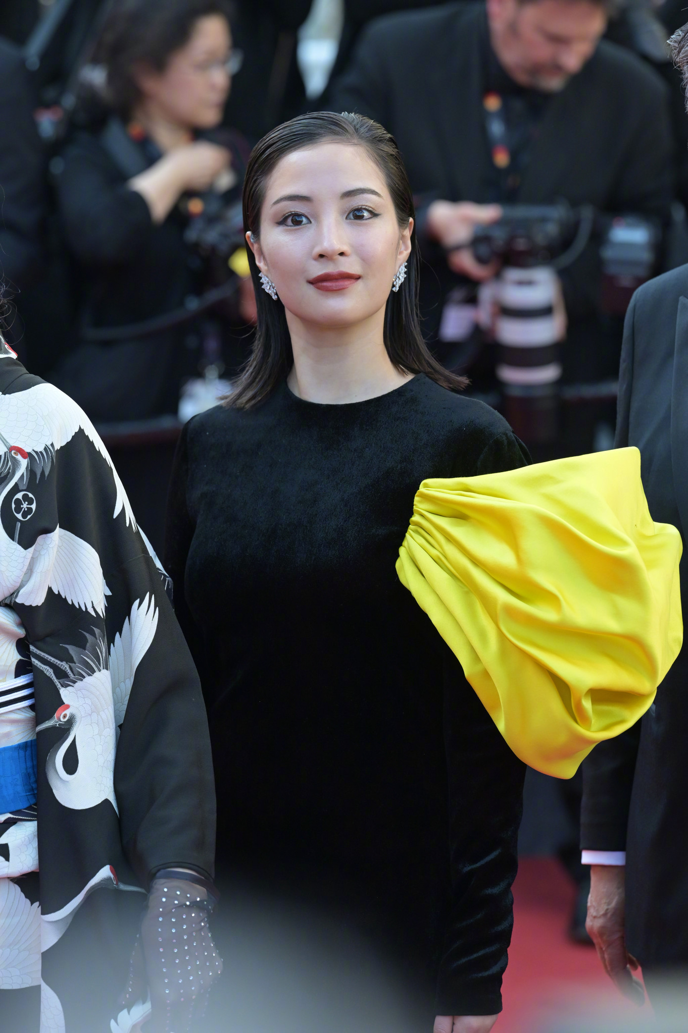 Cũng chọn váy đen, người đẹp Nhật Bản Suzu Hirose không mấy ấn tượng, còn gây khó hiểu với phần ống tay vàng lạc quẻ. Ảnh: Weibo.