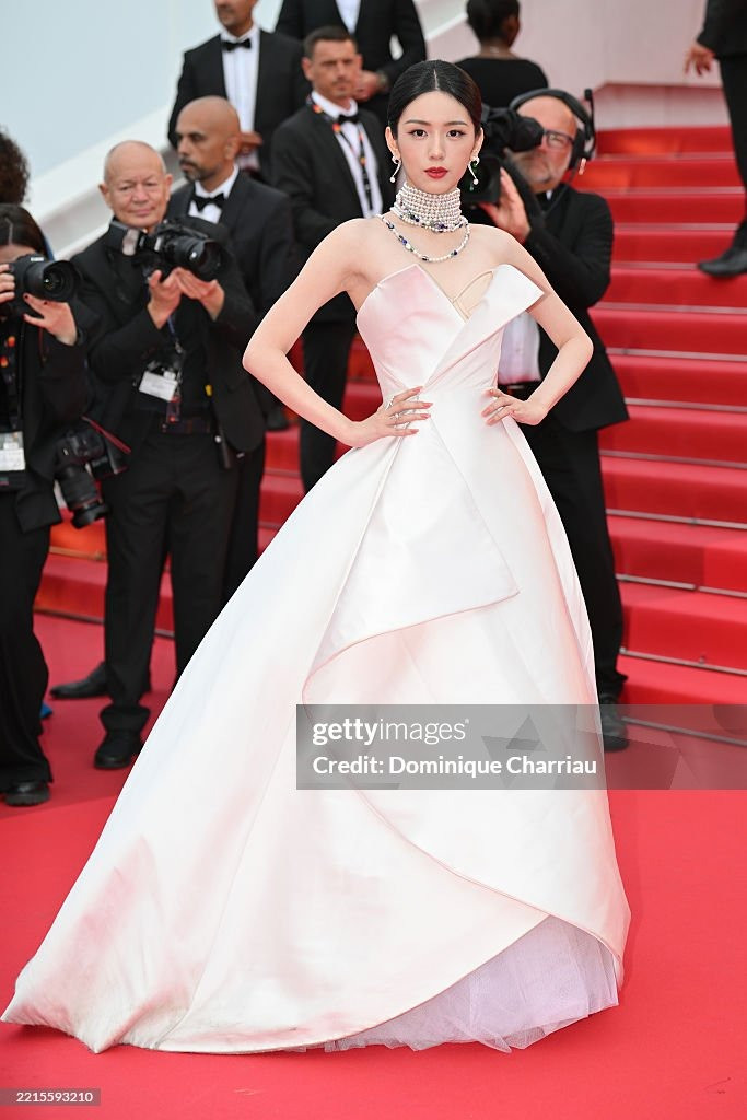 Châu Dã là đại diện hiếm hoi của showbiz Hoa ngữ trong ngày thứ năm diễn ra LHP Cannes. Cô diện đầm công chúa khoe vai trần mảnh mai. Điểm nhấn là dây chuyền ngọc trai đeo kín cổ. Ảnh: Getty Images.