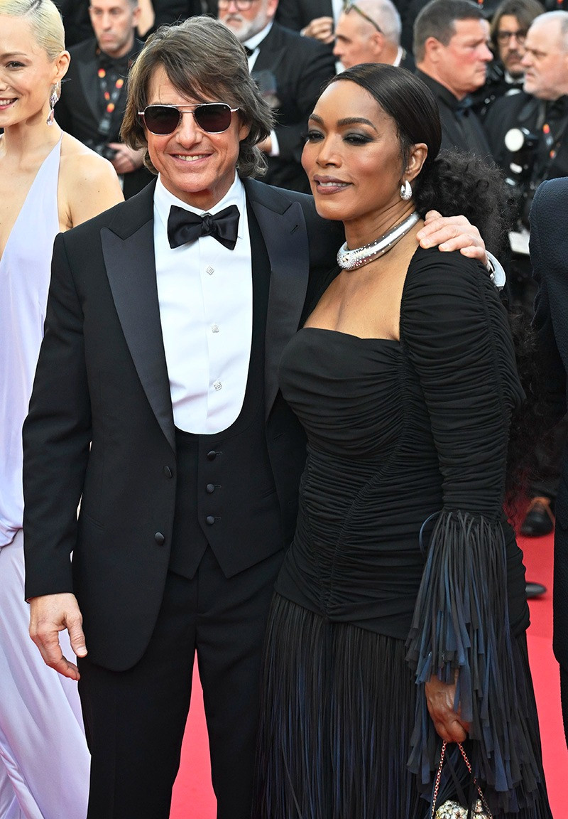 Ngoài Hayley Atwell, Tom Cruise cũng được thấy có những chỉ cử thân mật với những bạn diễn khác là Pom Klementieff (váy tím) và Angela Bassett. Ảnh: Just Jared/WWD.