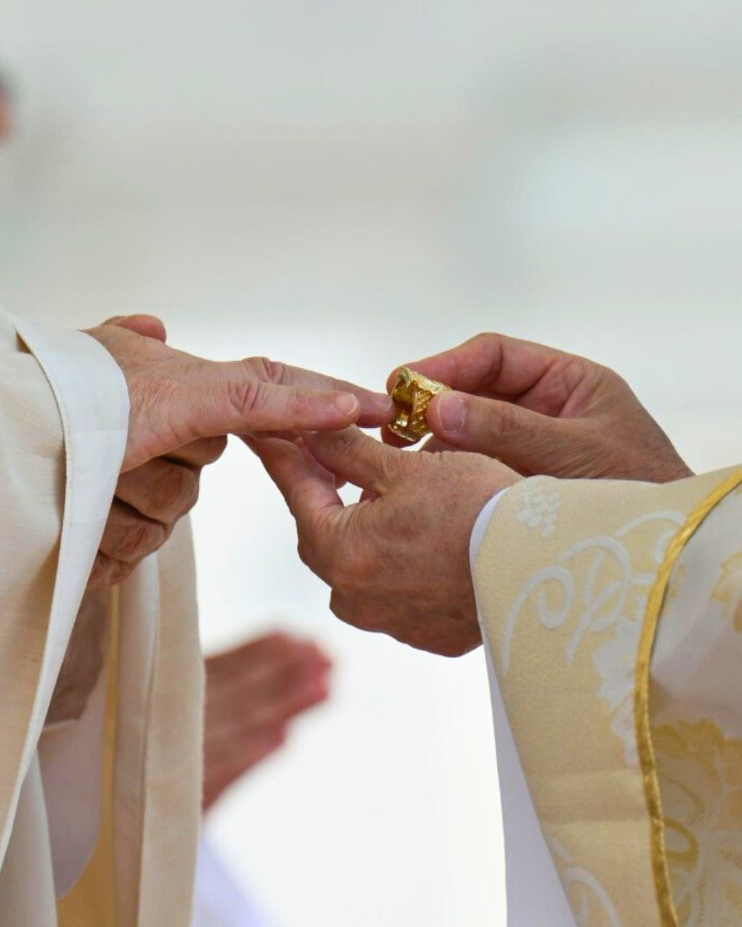 Trao nhẫn Ngư phủ là nghi thức lâu đời và quan trọng trong thánh lễ nhậm chức. Ảnh: Vatican News. Trao nhẫn Ngư phủ là nghi thức lâu đời và quan trọng trong thánh lễ nhậm chức. Ảnh: Vatican News.