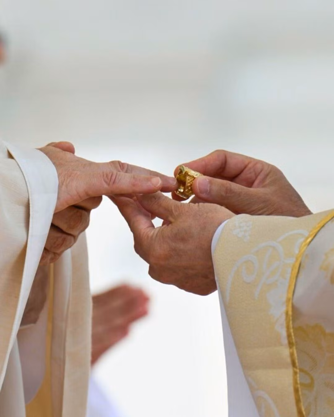 Trao nhẫn Ngư phủ là nghi thức lâu đời và quan trọng trong thánh lễ nhậm chức. Ảnh: Vatican News.