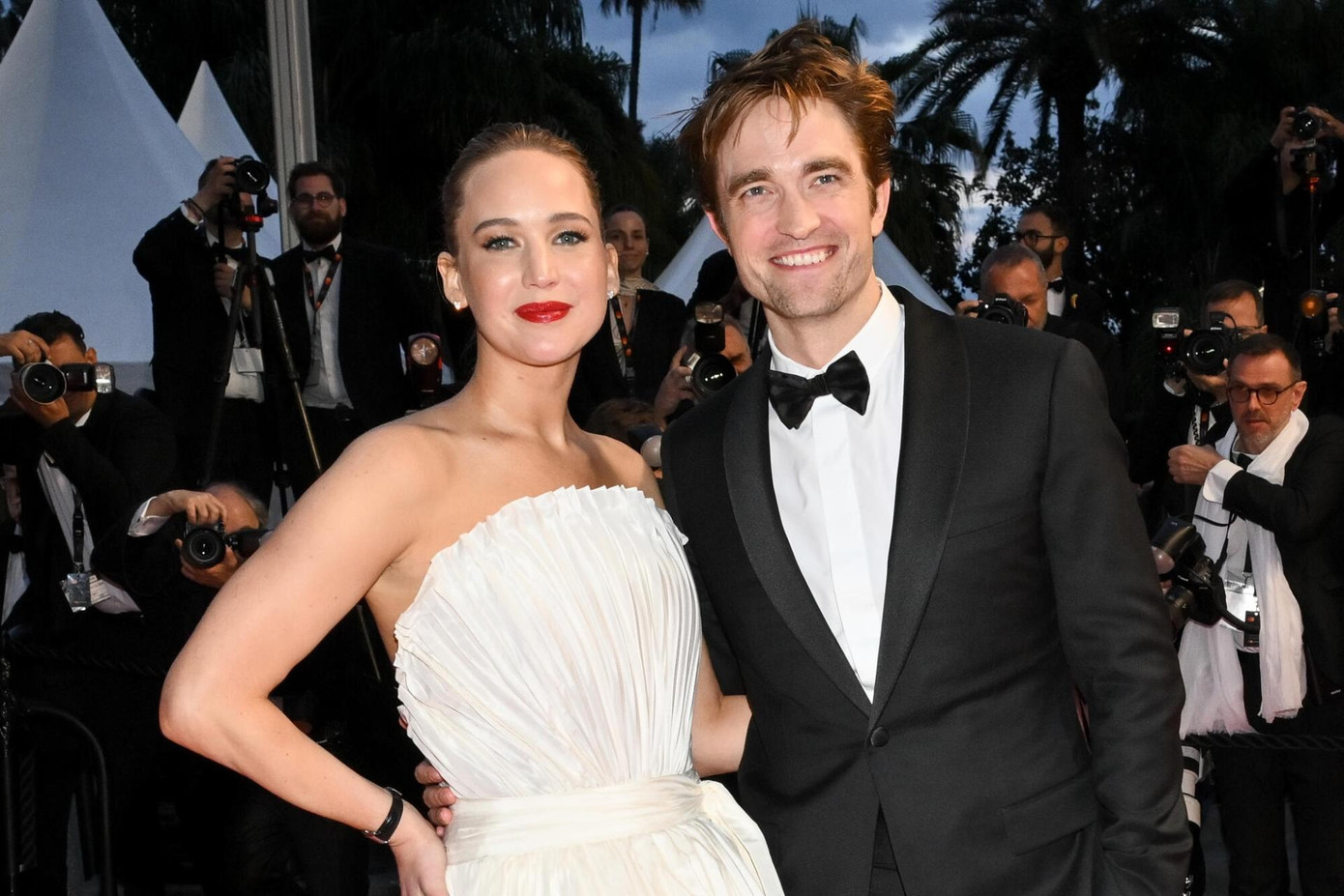 Jennifer Lawrence và Robert Pattinson trên thảm đỏ Liên hoan phim Cannes. Ảnh: Variety.