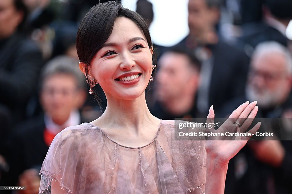 Bộ đồ và cách trang điểm nhạt nhòa khiến nữ diễn viên chìm nghỉm trên thảm đỏ. Đường Yên còn bị &quot;ống kính hung thần&quot; bóc trần dấu hiệu lão hóa trên mặt. Ảnh: Getty Images.