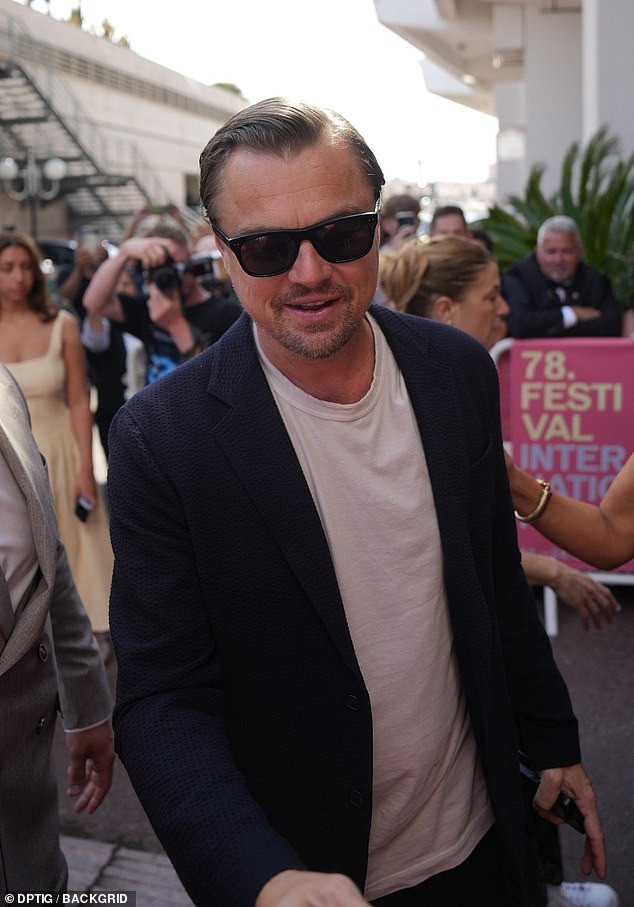 Leonardo Dicaprio gây bất ngờ khi xuất hiện giản dị và kín tiếng tại buổi ra mắt phim. Ảnh: BackGrid.