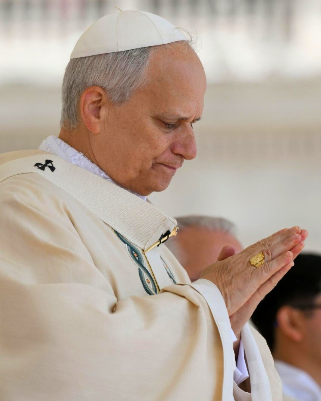 Đức Giáo hoàng Leo XIV đeo chiếc nhẫn đại diện cho vai trò người đứng đầu Vatican. Ảnh: Vatican News. Đức Giáo hoàng Leo XIV đeo chiếc nhẫn đại diện cho vai trò người đứng đầu Vatican. Ảnh: Vatican News.