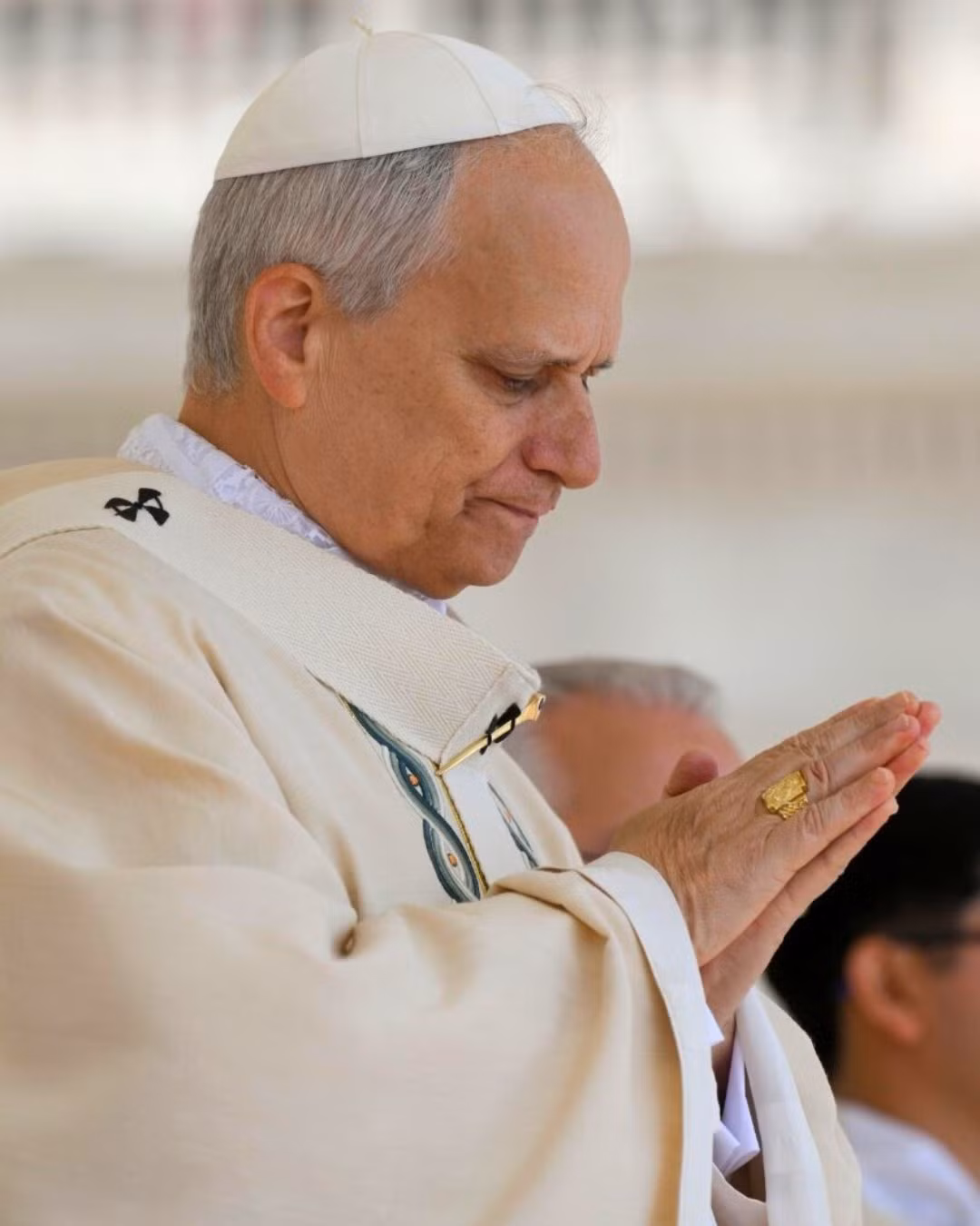 Đức Giáo hoàng Leo XIV đeo chiếc nhẫn đại diện cho vai trò người đứng đầu Vatican. Ảnh: Vatican News.