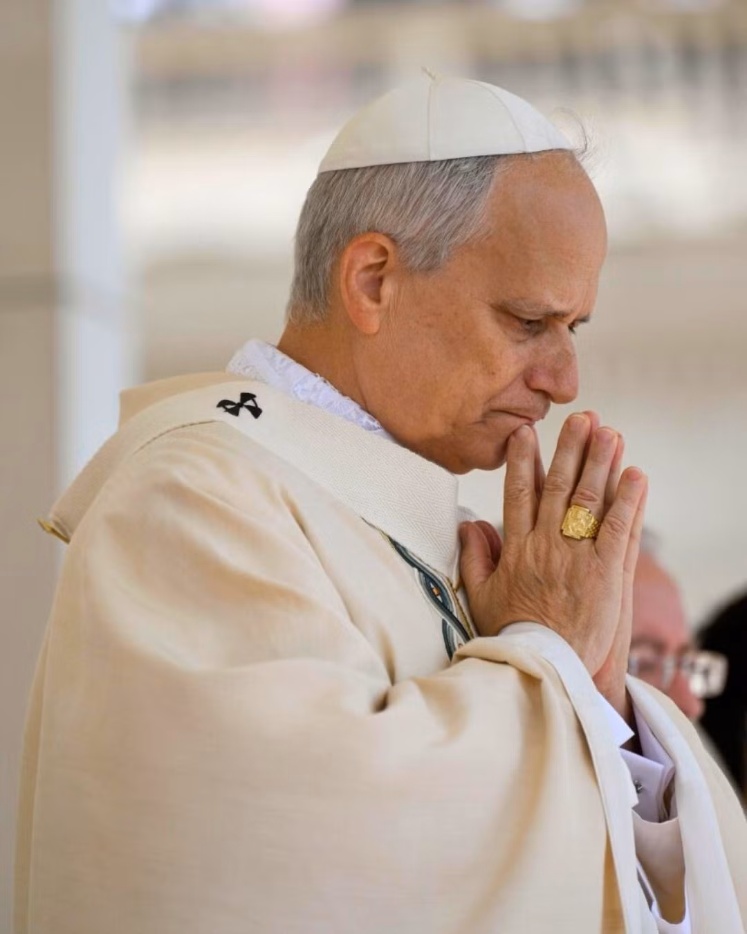 Đức Giáo hoàng Leo XIV đeo chiếc nhẫn đại diện cho vai trò người đứng đầu Vatican. Ảnh: Vatican News.
