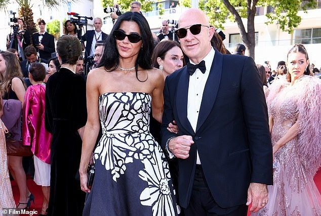 Đám đông tại Liên hoan phim Cannes sửng sốt khi chứng kiến cặp đôi trông giống hệt tỷ phú Jeff Bezos và vợ sắp cưới của ông, Lauren Sánchez. Ảnh: Film Magic.