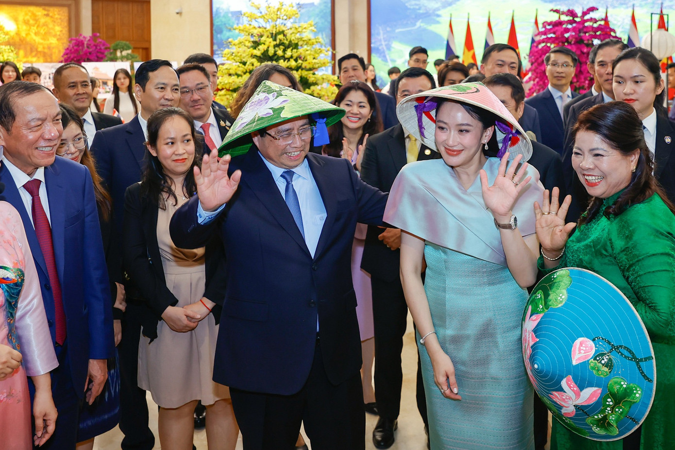 So với set đồ ban đầu, chiếc váy liền thân nữ tính và mềm mại hơn. Tuy vậy, sự mạnh mẽ và quyền lực vẫn được thể hiện qua phom dáng cứng cáp và lớp vải dày dặn của trang phục. Trước đây, Thủ tướng Thái Lan được ca ngợi về khả năng duy trì vẻ ngoài chỉn chu, chuyên nghiệp trong khi vẫn nắm bắt được xu hướng mà không bỏ qua các yếu tố cốt lõi. Ảnh: VGP.