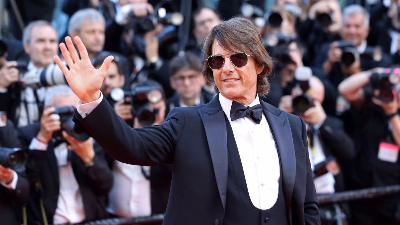 Tom Cruise lịch lãm và phong độ trong bộ lễ phục đen cổ điển ở tuổi 63. Ảnh: Getty Images.