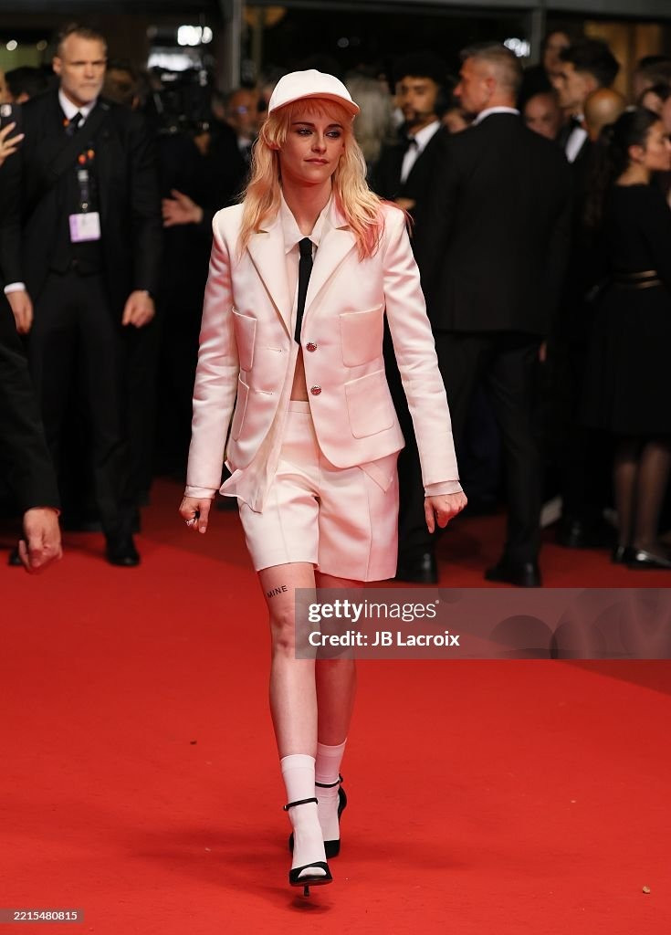 Trang phục thảm đỏ của mỹ nhân Chạng vạng không mấy ấn tượng, cũng lạc quẻ trên thảm đỏ toàn những bộ cánh sang trọng và chỉn chu. Cô giống như một thiếu niên nghịch ngợm hơn là sao hạng A. Ảnh: Getty Images.