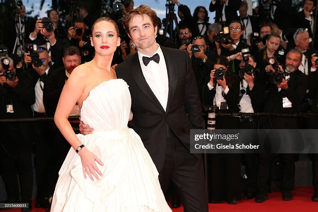 Một bộ phim khác cũng được công chiếu vào cùng ngày. Đó là Die, My Love của đạo diễn Lynne Ramsay. Phim được chuyển thể từ tiểu thuyết cùng tên của Ariana Harwicz, kể về một bà mẹ mắc chứng trầm cảm sau sinh và rối loạn lưỡng cực. Robert Pattinson và Jennifer Lawrence là hai ngôi sao chính của tác phẩm kinh dị Mỹ này. Ảnh: Getty Images.