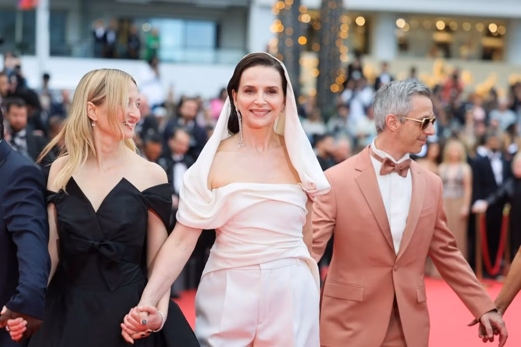 Dàn khách mời đổ bộ về thảm đỏ Liên hoan phim Cannes 2025 để xem bộ phim Leave One Day của đạo diễn người Pháp Amélie Bonnin. Đây là lần đầu tiên trong lịch sử một tác phẩm đầu tay được mở màn cho LHP Cannes. Phim kể về một nữ đầu bếp sau thời gian rời quê hương gây dựng sự nghiệp phải trở về vì cha bị bệnh, sau đó gặp lại người cô thầm thương trộm nhớ từ thời niên thiếu. Ảnh: Getty Images.