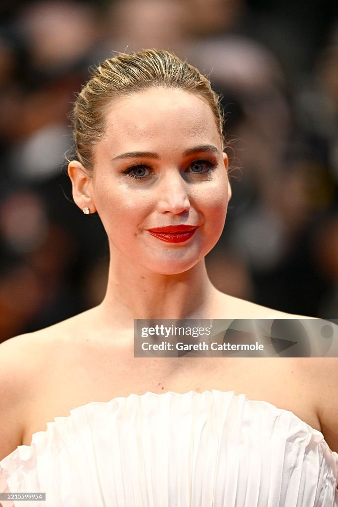 Jennifer Lawrence thanh lịch và nữ tính với đầm quây màu trắng. Màu son đỏ làm tổng thể diện mạo trở nên tươi tắn và quyến rũ hơn. Ảnh: Getty Images.