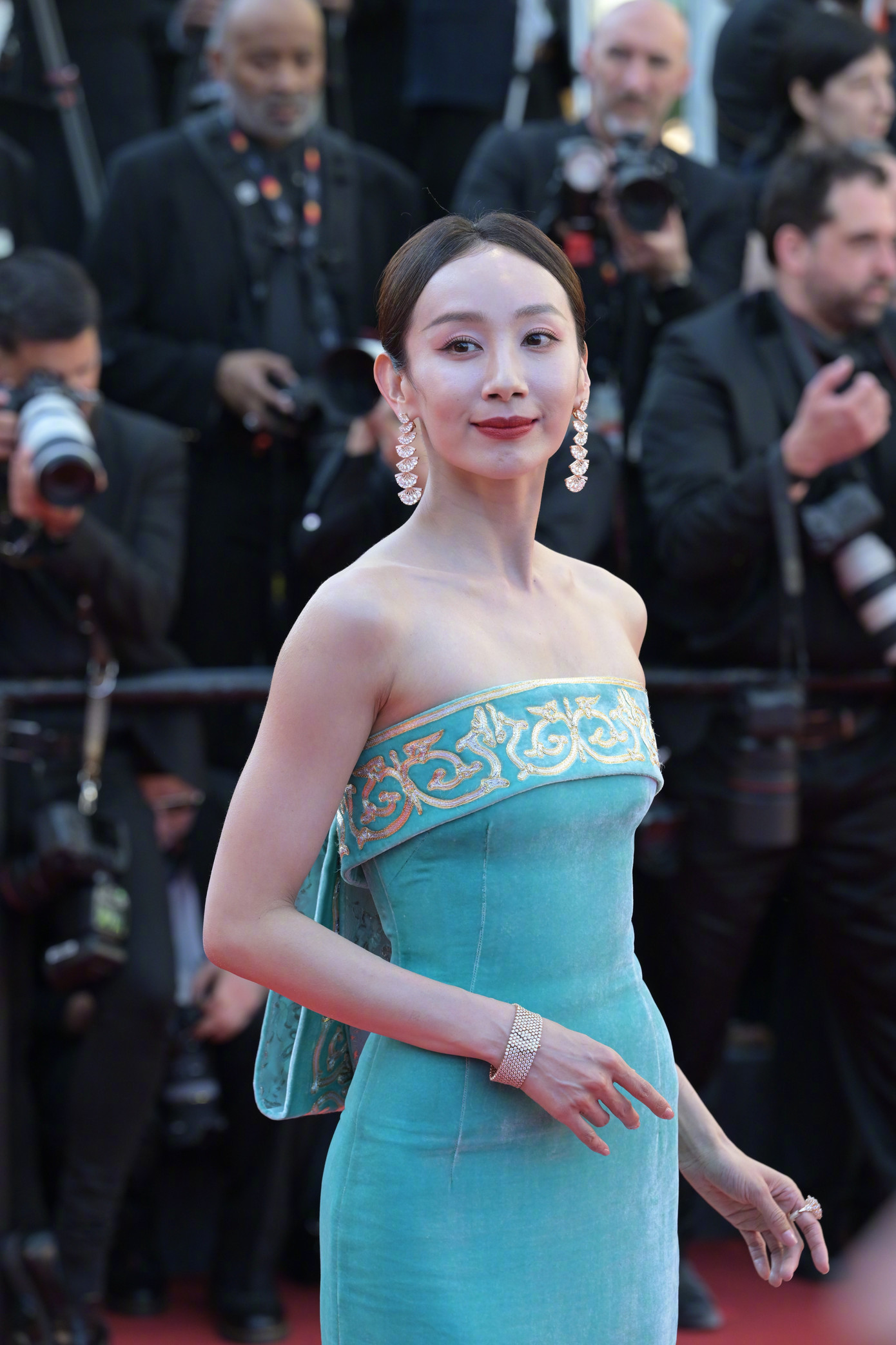 Diễn viên múa Mạnh Khánh Dương cũng ghi điểm nhờ trang phục thanh lịch và vóc dáng mảnh mai. Cô nổi tiếng sau màn biểu diễn Chích thử thanh lục trên đài CCTV vào Tết Nguyên đán 2022. Trong đó, Mạnh Khánh Dương biểu diễn động tác uốn cong lưng đến 90 độ, tạo nên trào lưu &quot;vòng eo xanh&quot; lan rộng trên các mạng xã hội Trung Quốc. Ảnh: Weibo.