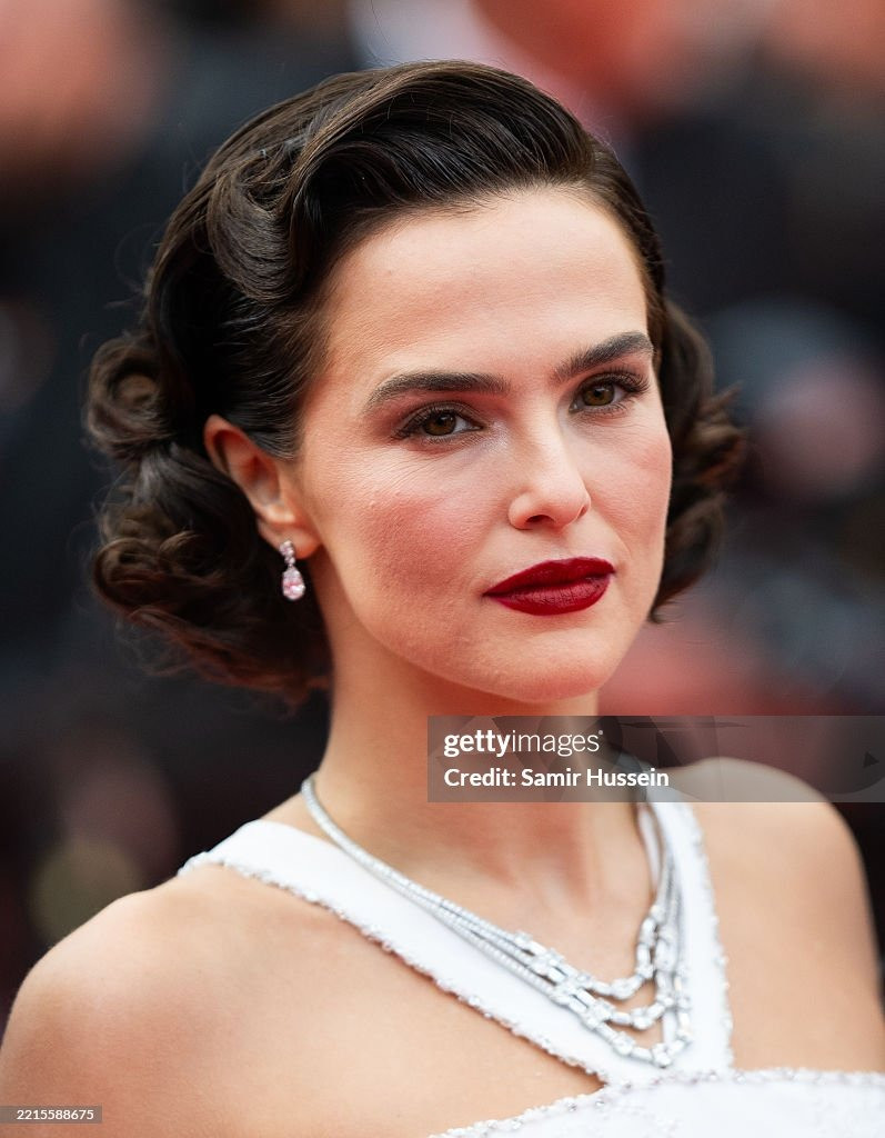 Zoey Deutch là nữ diễn viên chính của phim, ngôi sao điện ảnh Jean Seberg (1938-1979). Người đẹp sinh năm 1994 chọn phong cách cổ điển, nhưng kiểu trang điểm khiến cô trông già hơn tuổi. Ảnh: Getty Images.