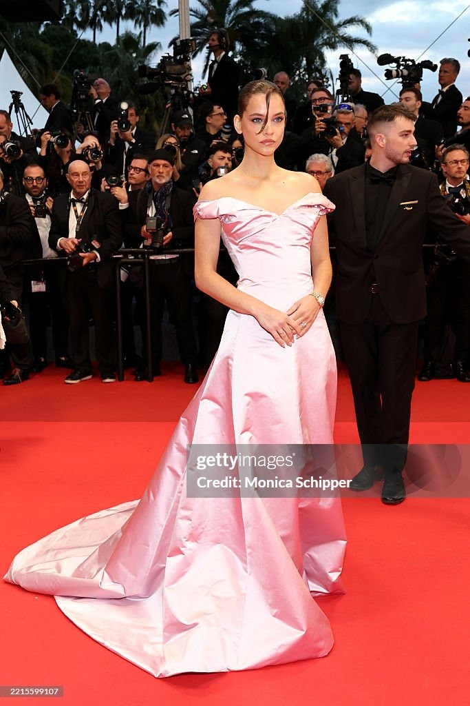 Thiên thần Victoria&apos;s Secret Barbara Palvin nhẹ nhàng với sắc hồng. Ảnh: Getty Images.