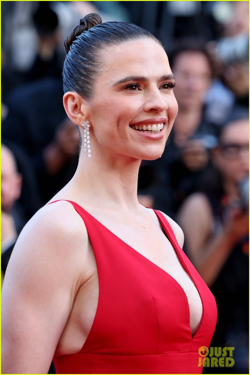 Hayley Atwell nổi bật với chiếc váy đỏ có thiết kế khá lạ mắt. Trang phục vừa tuân thủ quy định của ban tổ chức, vừa giúp cô khoe được lợi thế hình thế. Ảnh: Just Jared.